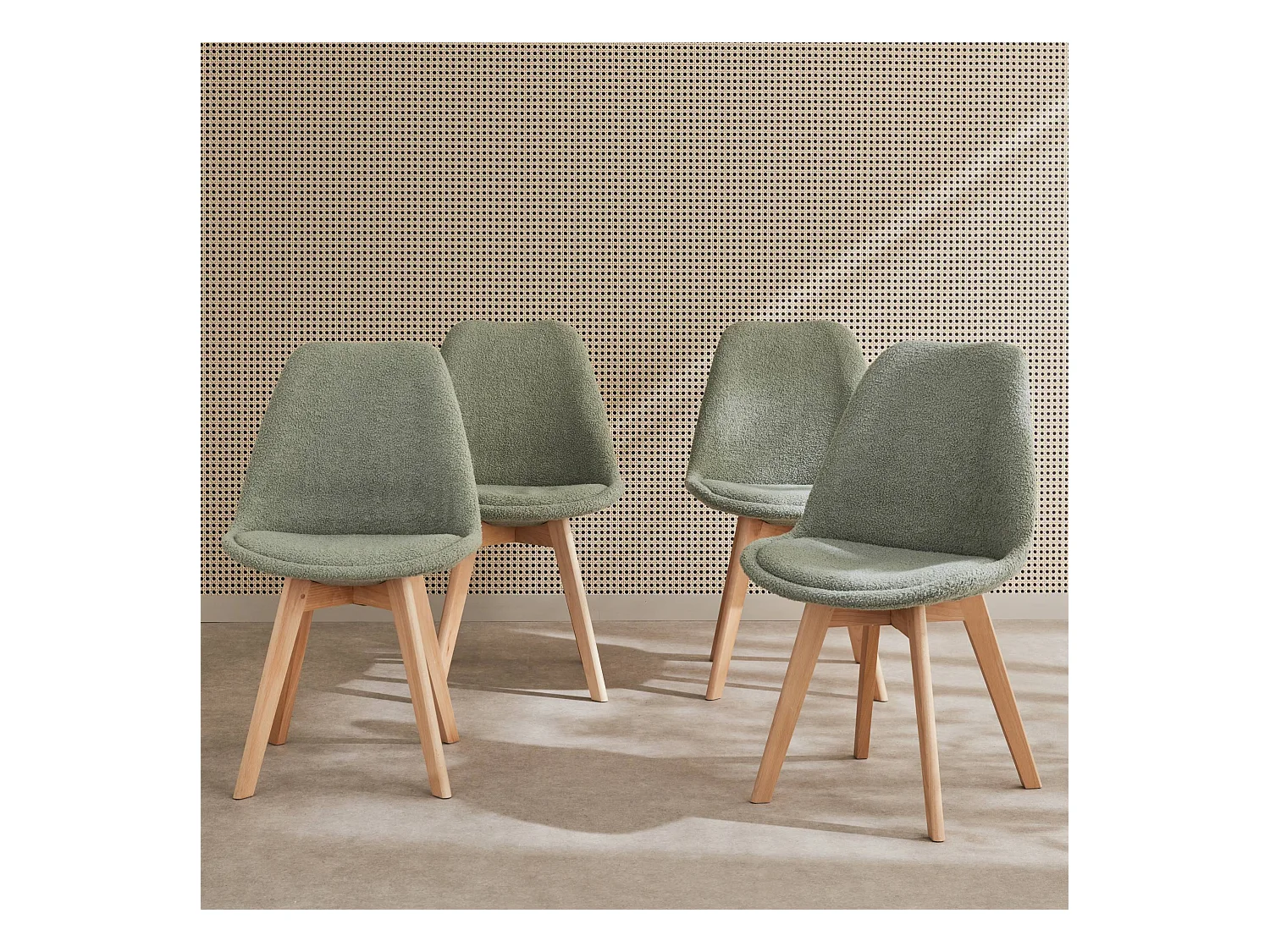 Set di 4 sedie scandinave bouclé, gambe in legno, verde celadon