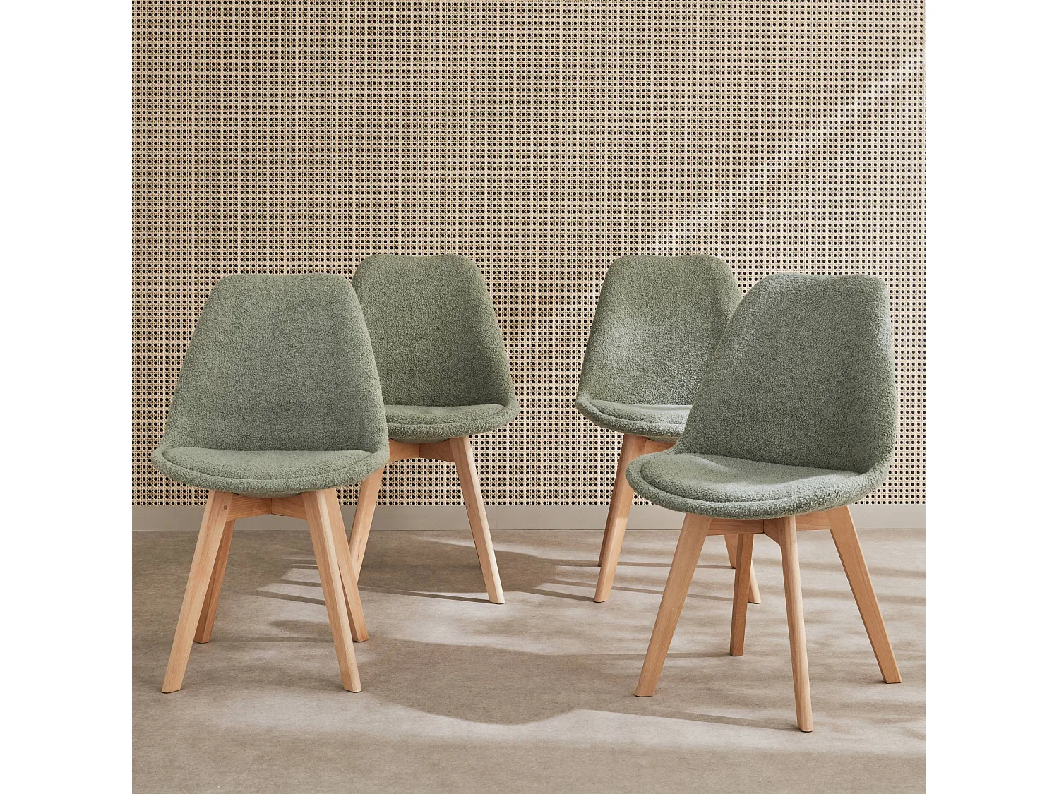 Set di 4 sedie scandinave bouclé, gambe in legno, verde celadon
