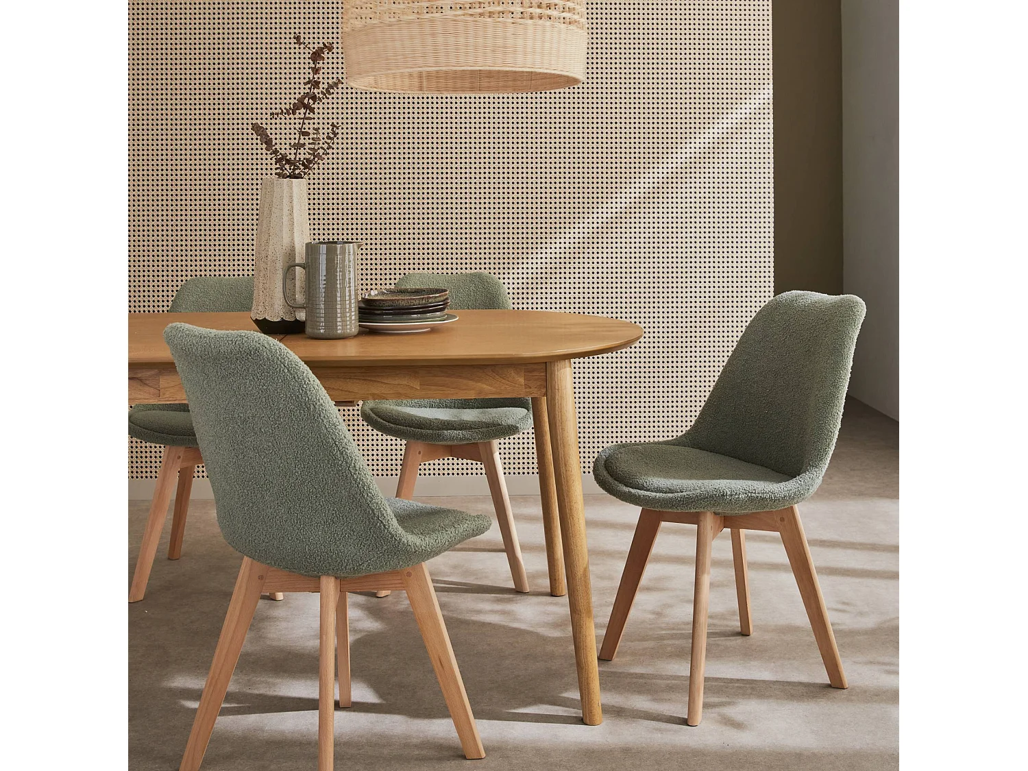 Set di 4 sedie scandinave bouclé, gambe in legno, verde celadon