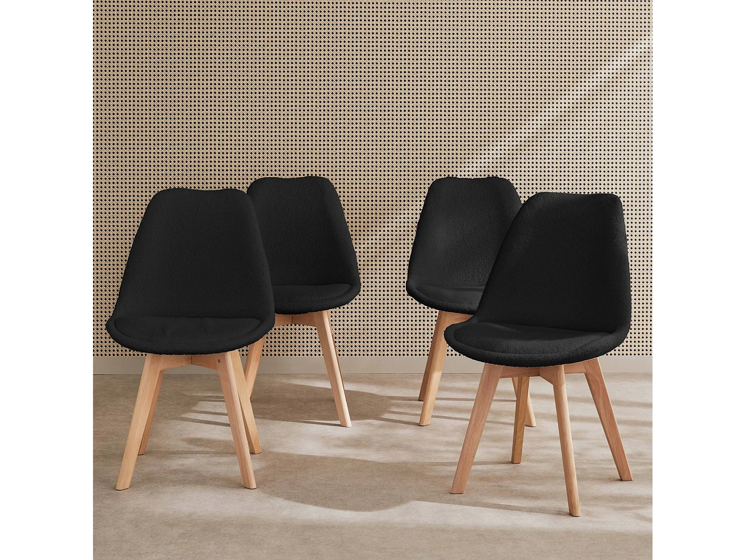Lot de 4 chaises scandinaves NILS revêtement bouclette noire. pieds bois de hêtre. chaise 1 place