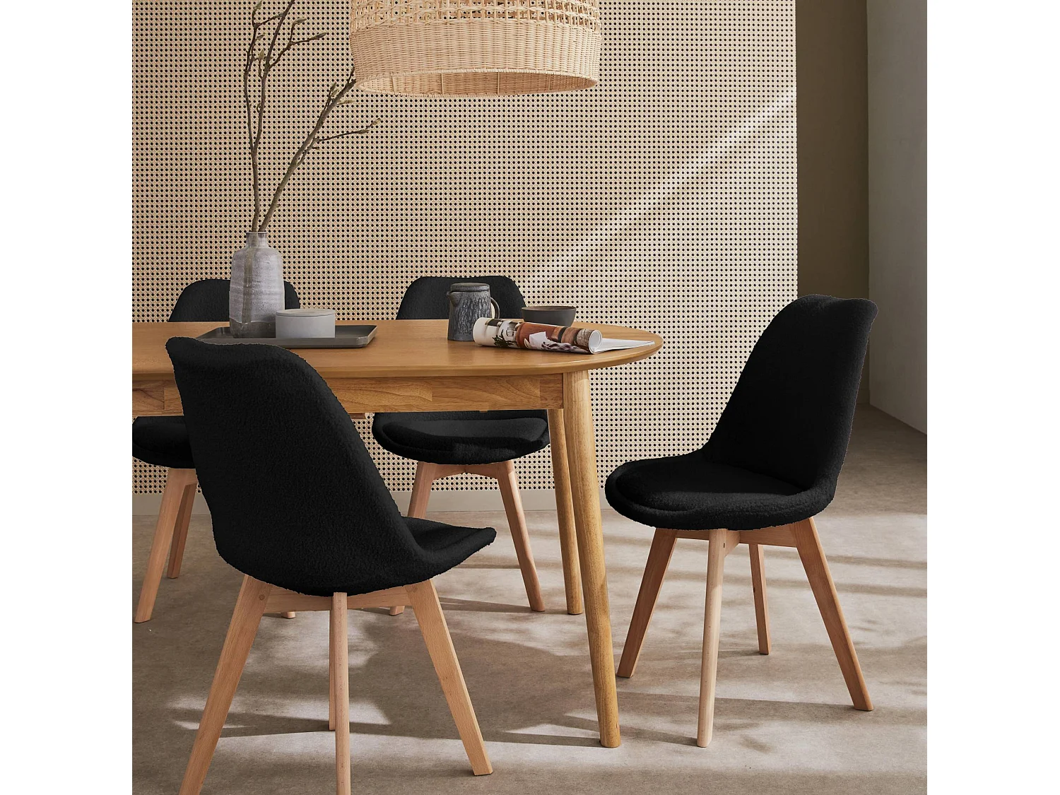 Lot de 4 chaises scandinaves NILS revêtement bouclette noire. pieds bois de hêtre. chaise 1 place
