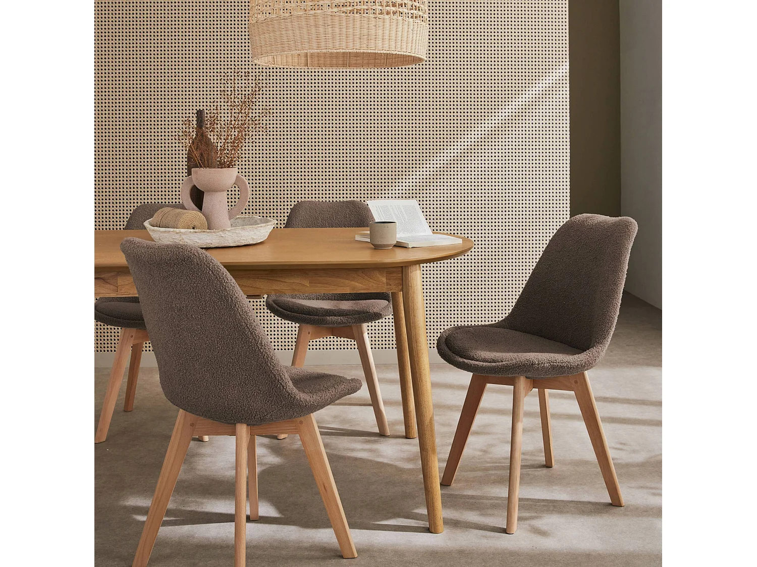 Lot de 4 chaises scandinaves NILS revêtement bouclette taupe. pieds bois de hêtre. chaise 1 place