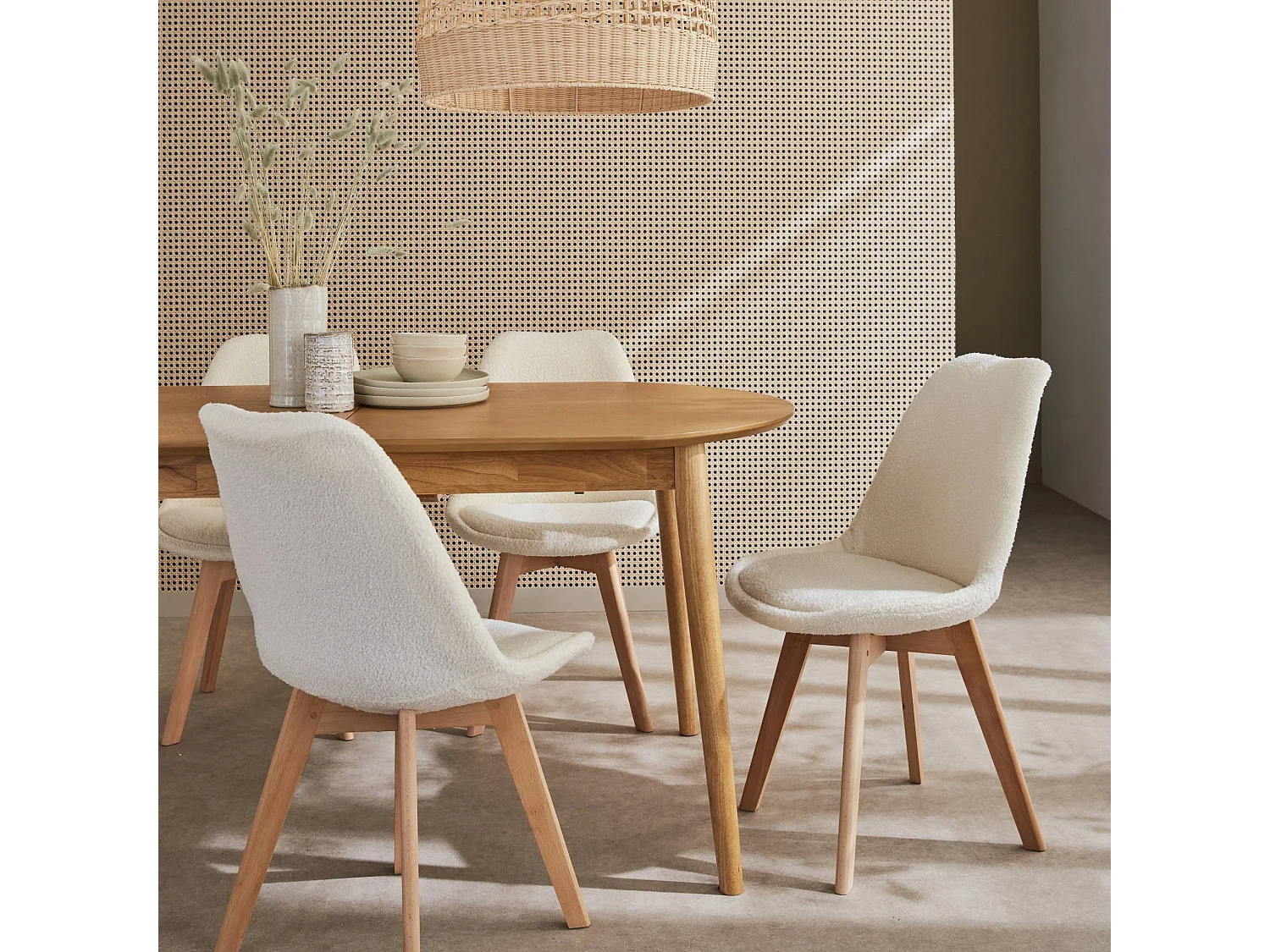 Lot de 4 chaises scandinaves NILS revêtement bouclette blanche. pieds bois de hêtre. chaise 1 place