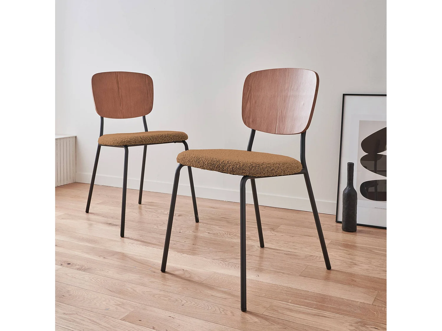 Lot de 2 chaises assise bouclette texturée moutarde. dossier bois de peuplier courbé. pieds en métal noir mat