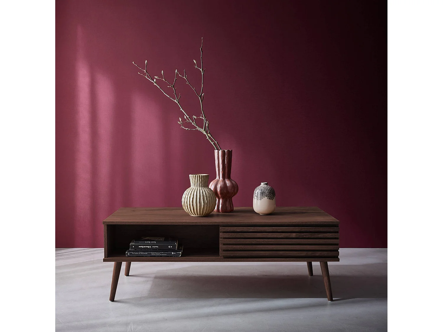 Table basse scandinave avec portes coulissantes décor bois noyer rainuré et niches de rangement