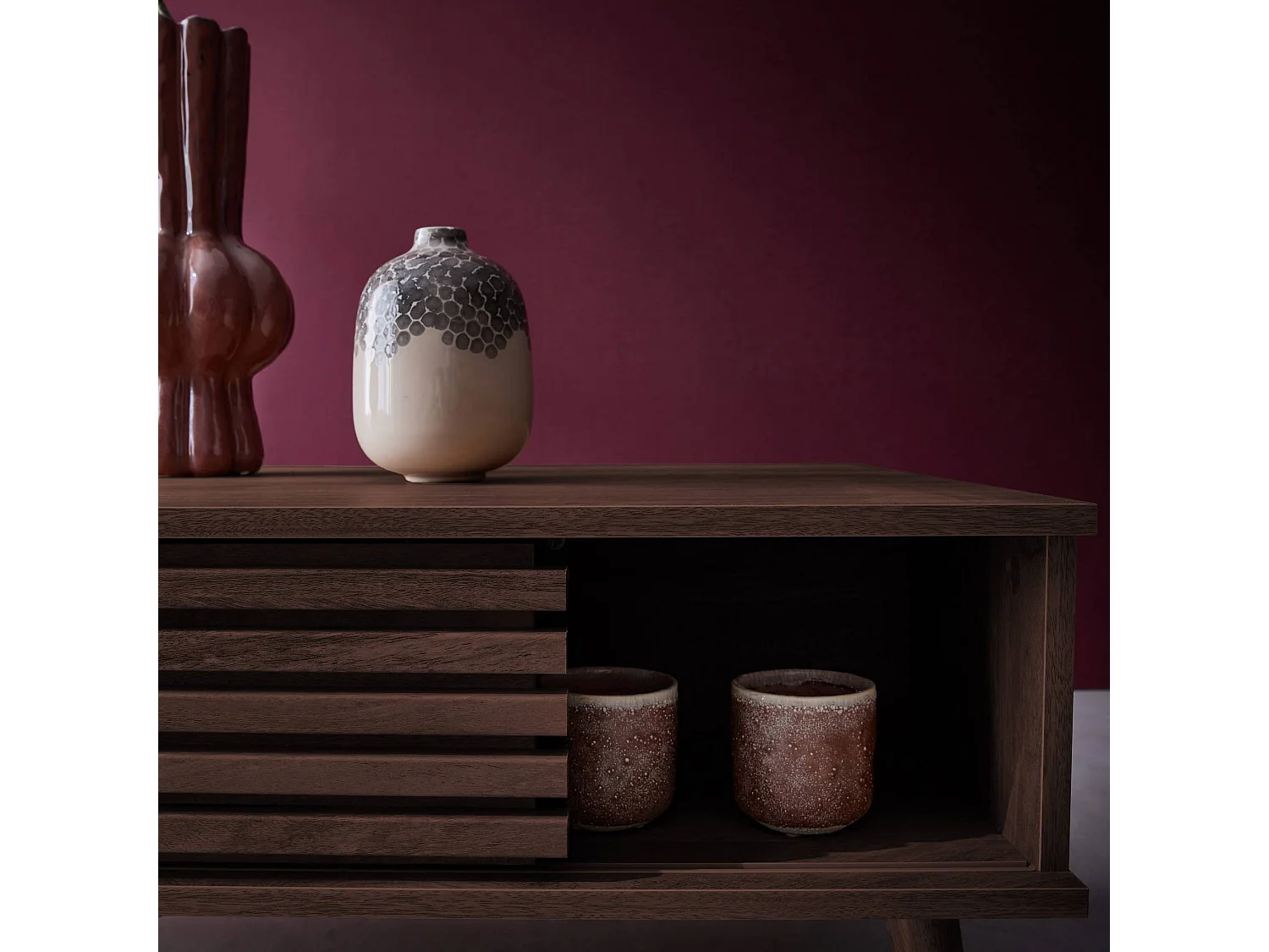 Table basse scandinave avec portes coulissantes décor bois noyer rainuré et niches de rangement