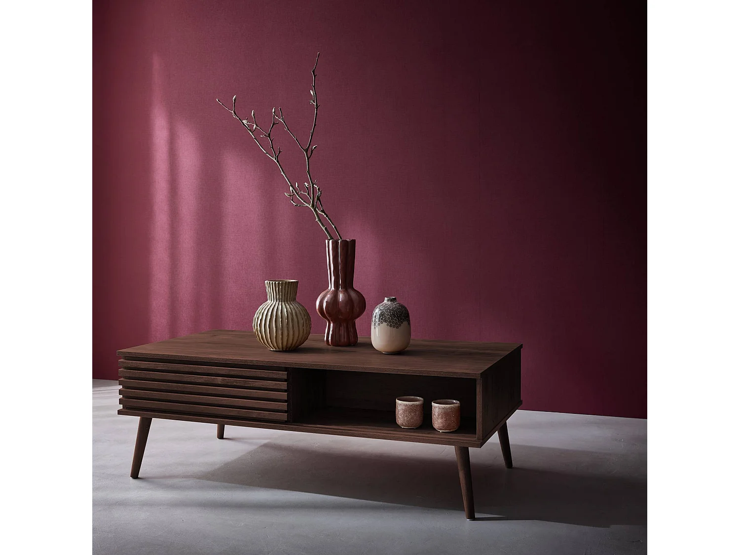 Tavolino scandinavo con ante scorrevoli, decoro in legno scanalato,