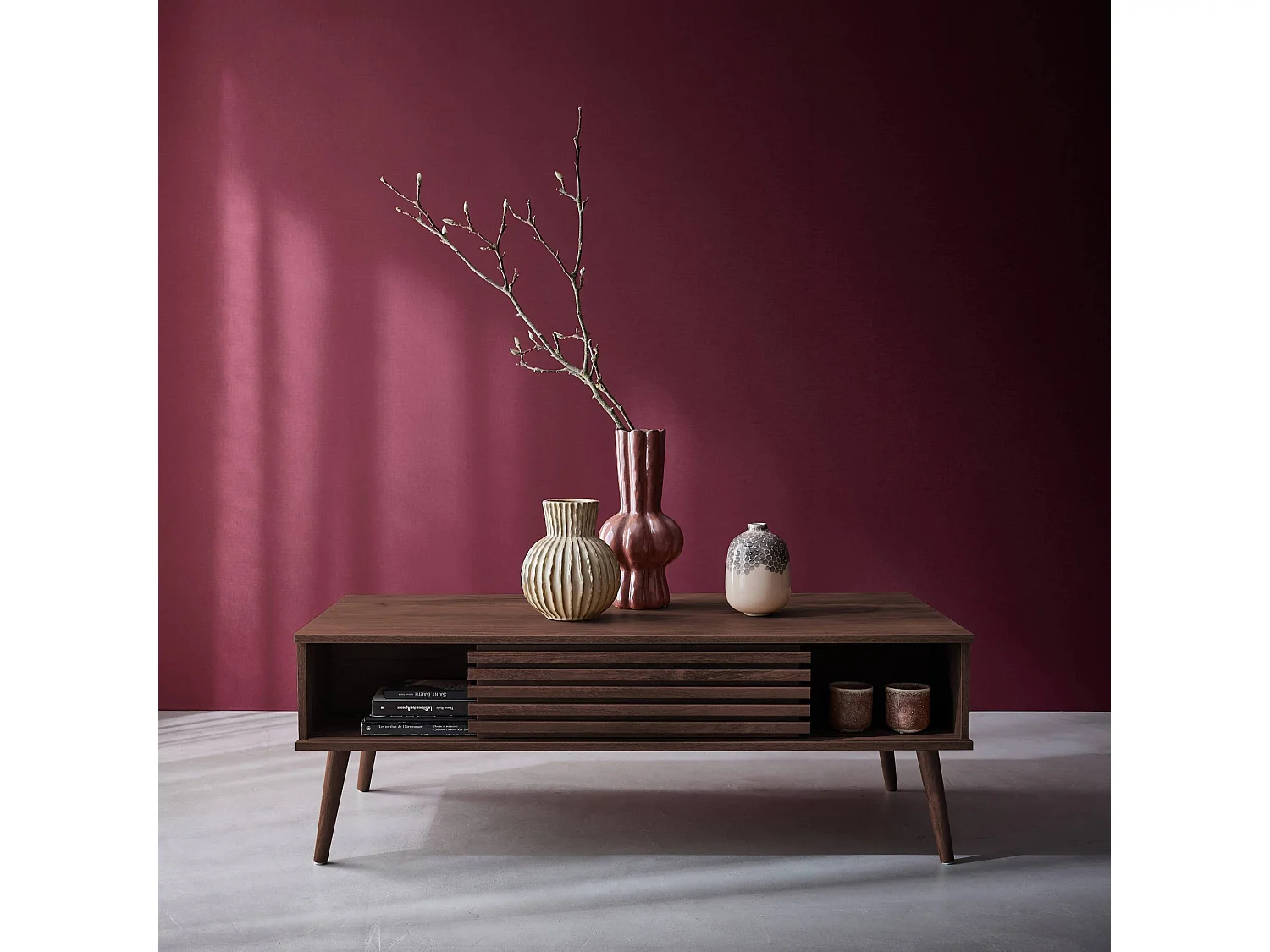 Tavolino scandinavo con ante scorrevoli, decoro in legno scanalato,