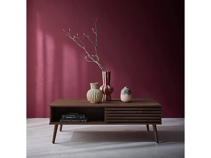 Tavolino scandinavo con ante scorrevoli, decoro in legno scanalato,