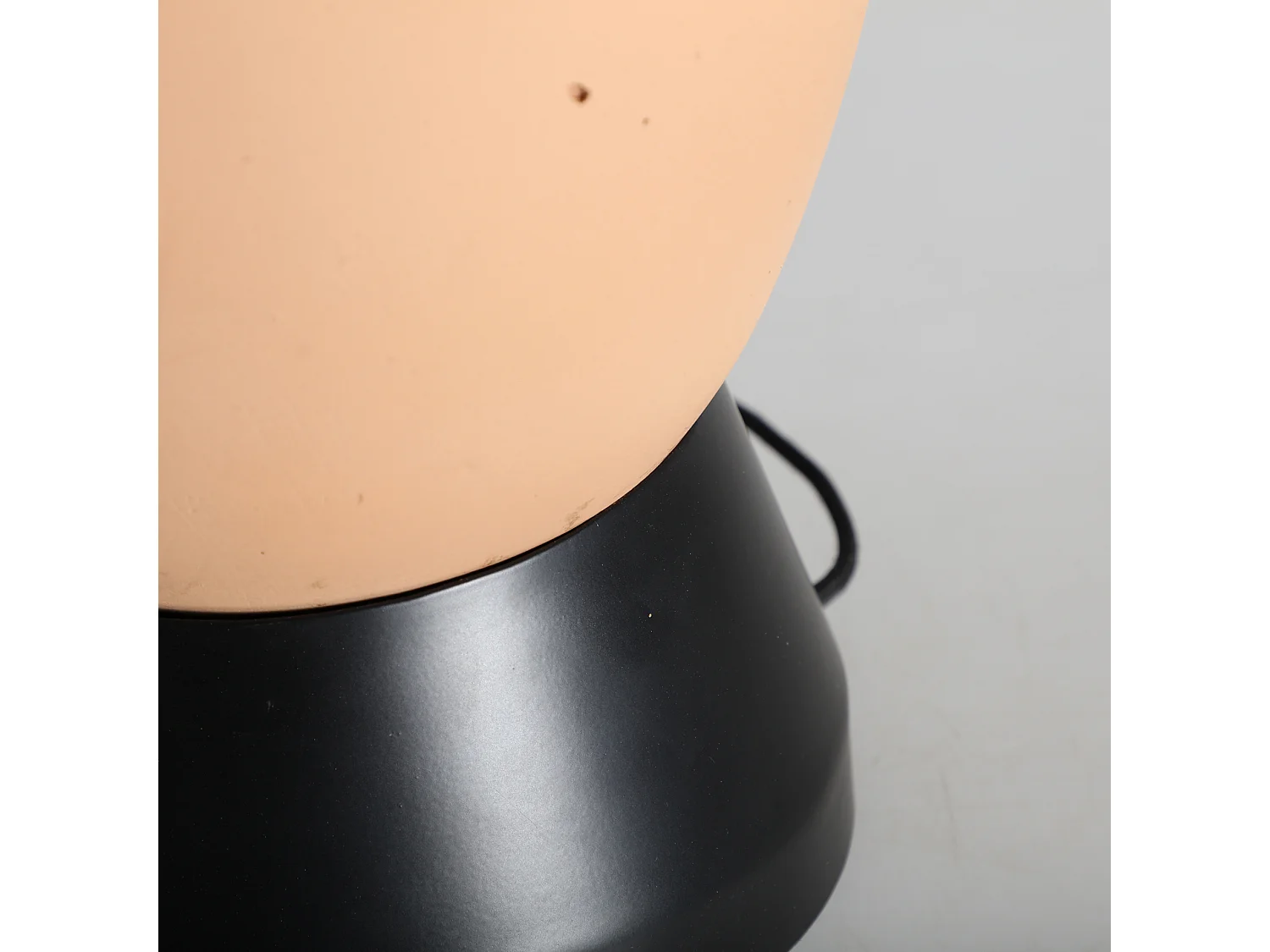 Lampe de salon en terre cuite noir