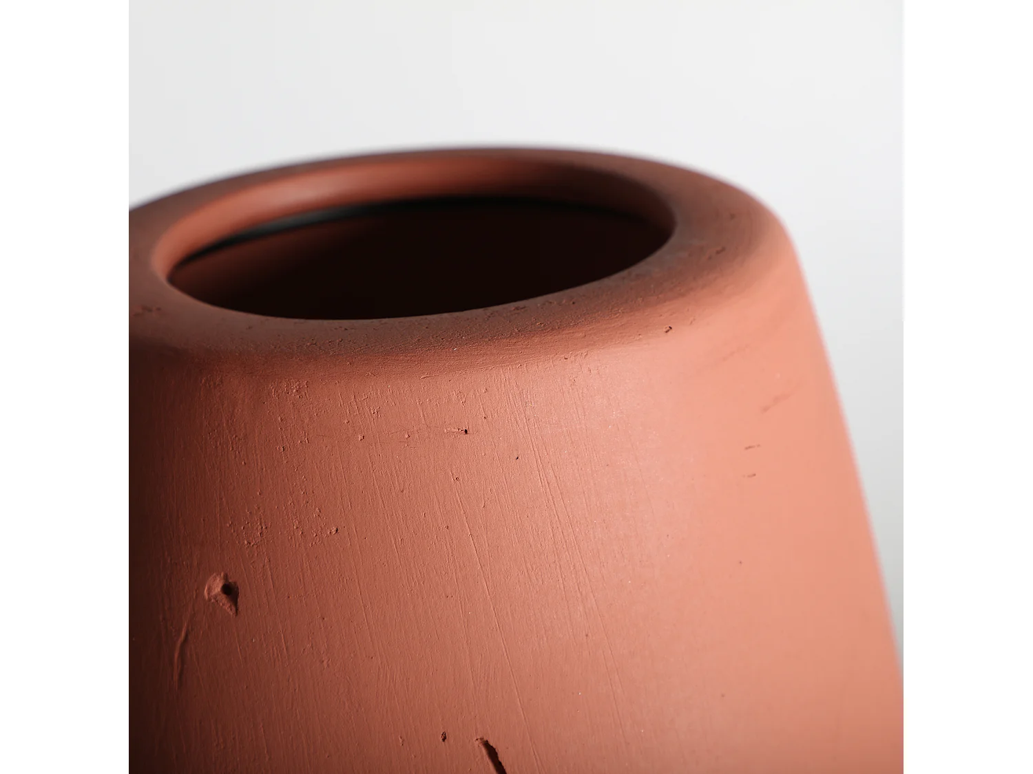 Lámpara de sobremesa de terracota en color coral de 21x21x49cm