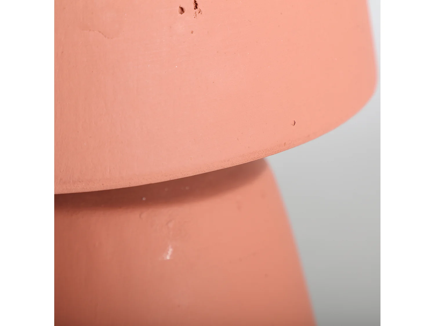 Lámpara de sobremesa de terracota en color coral de 21x21x49cm