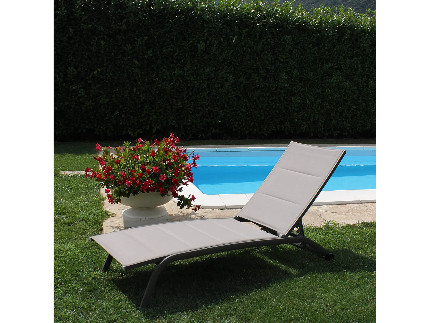 MilaniHome.it - Lettino Sdraio Impilabile In Alluminio Taupe E Textilene Da Esterno Giardino, Per Ristorante Agriturismo Albergo Hoteldi coloreTaupe