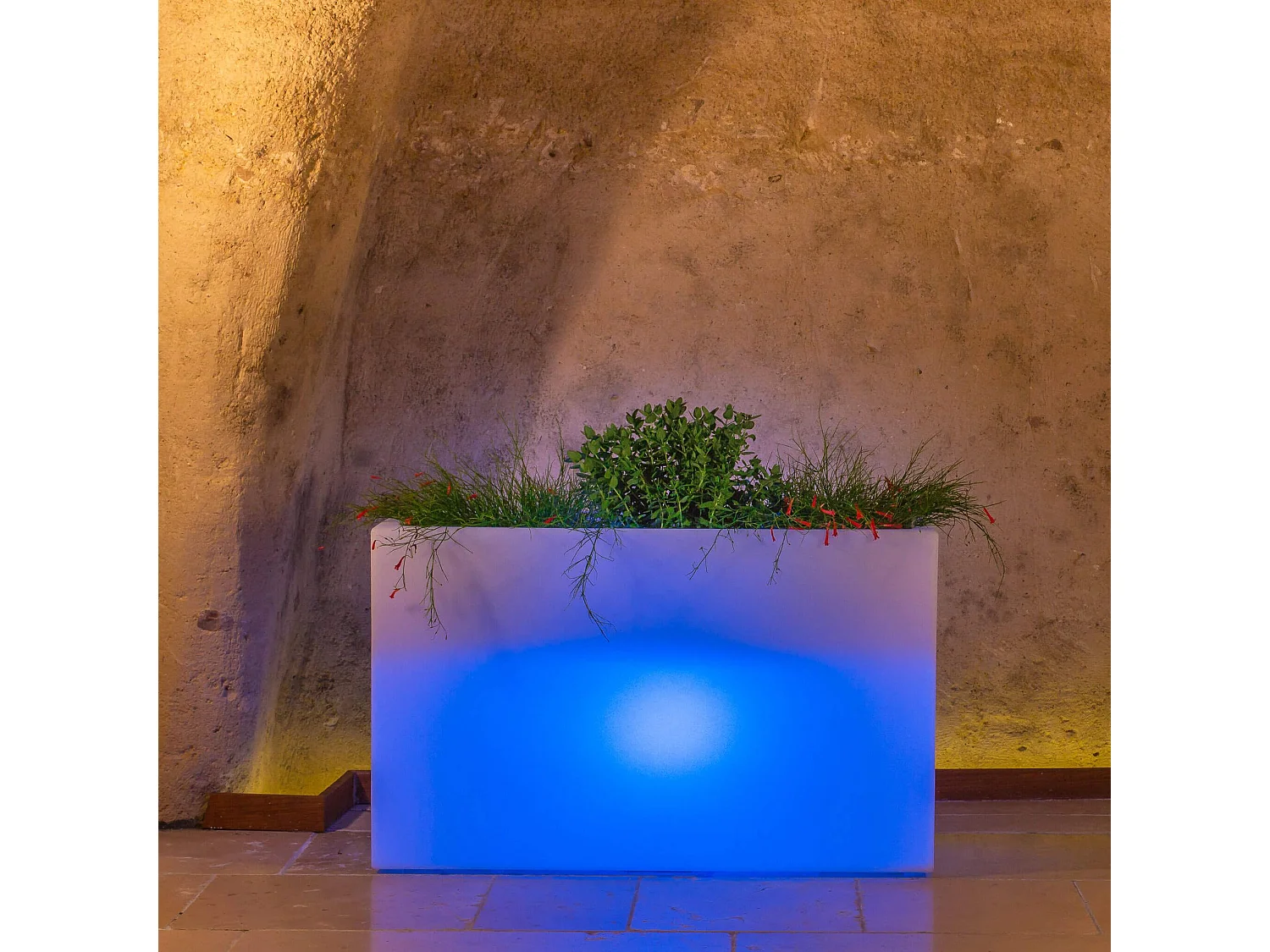 MilaniHome.it - fioriera luminiosa rgb con pannello solare per esterno giardino multicolor multicolor cm 80 x 35 x 50 hdi coloreMulticolor
