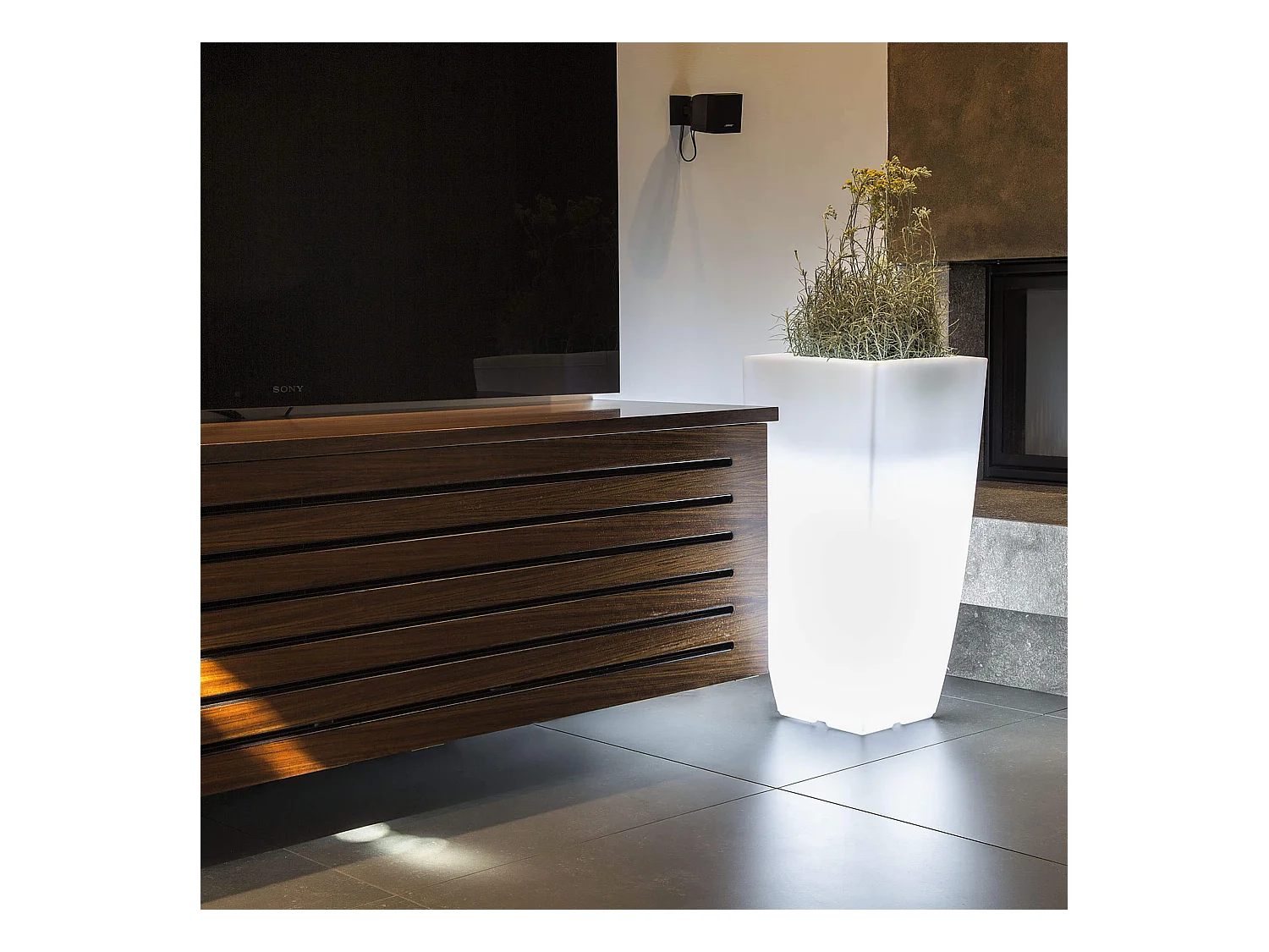 MilaniHome.it - Vaso luminoso RGB con pannello solare per esterno giardino multicolor cm 40 x 40 x 90 hdi coloreMulticolor