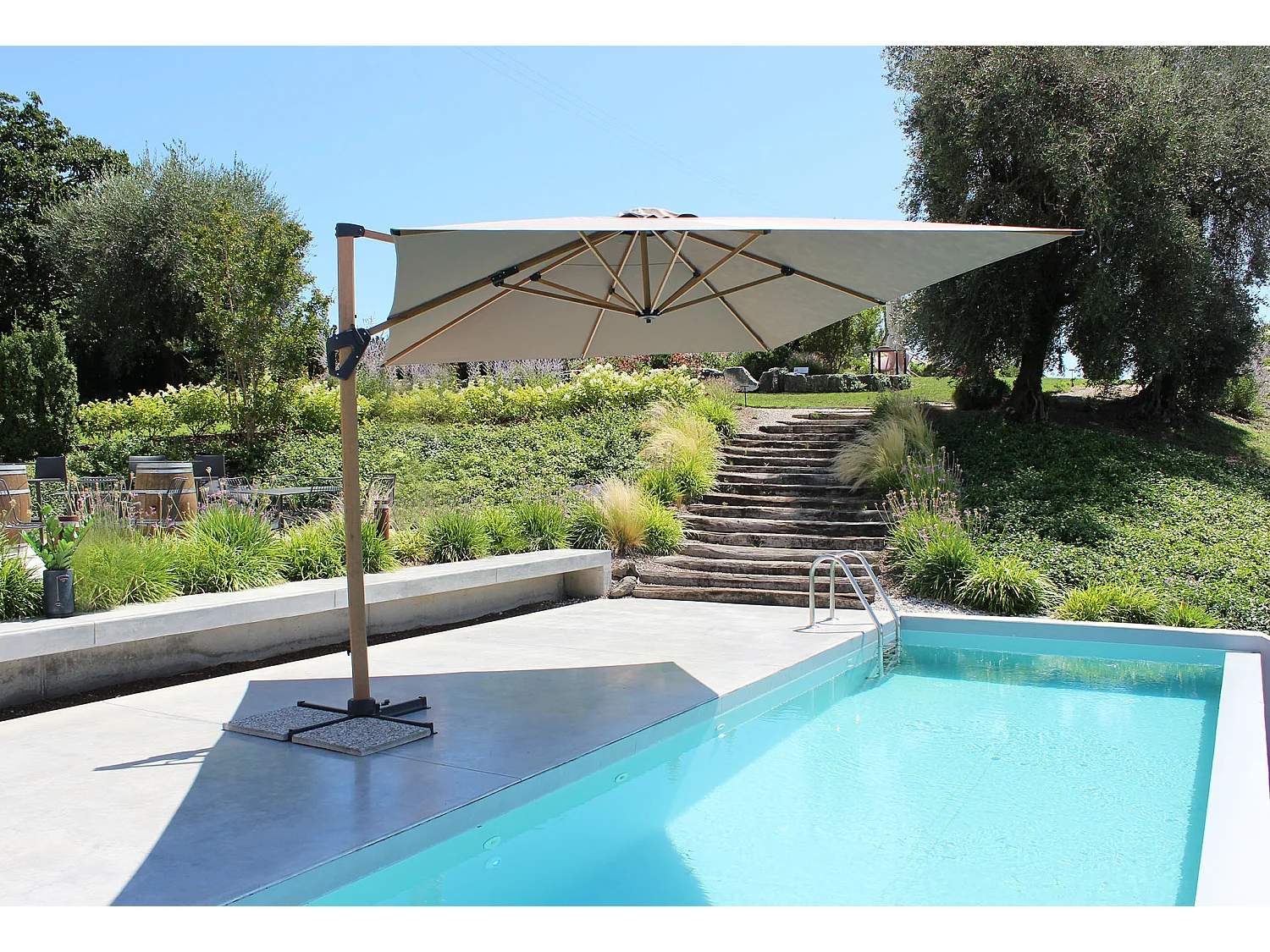 MilaniHome.it - Ombrellone da giardino decentrato con palo effetto legno di design per esterno giardino cm 395 l x 295 p x 265 hdi coloreTaupe