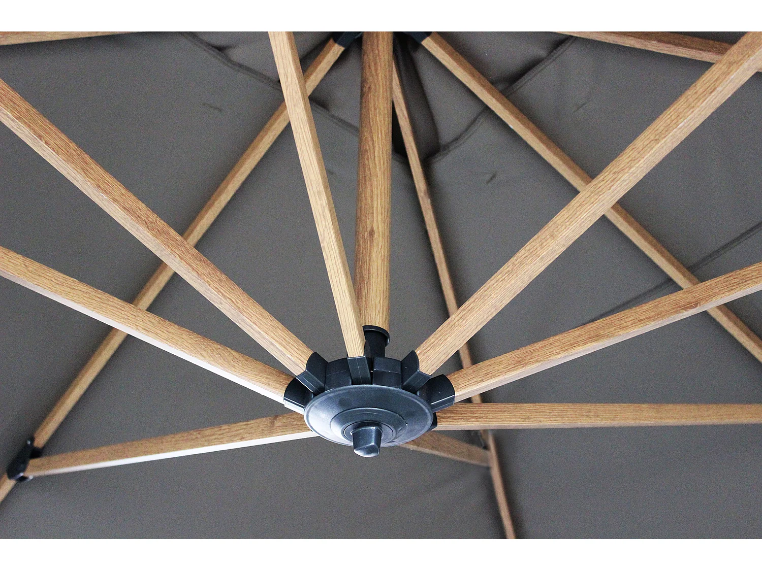 MilaniHome.it - Ombrellone da giardino decentrato con palo effetto legno di design per esterno giardino cm 395 l x 295 p x 265 hdi coloreTaupe