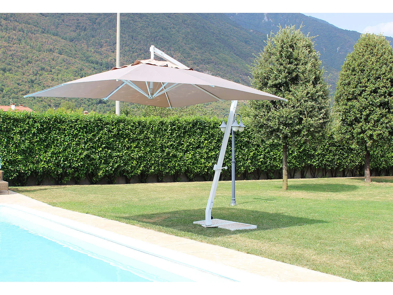 MilaniHome.it - Ombrellone Da Giardino 3x3 Palo Laterale In Alluminio Per Esterno, Ristorante Gelateria Bar Hotel Albergodi coloreTortora