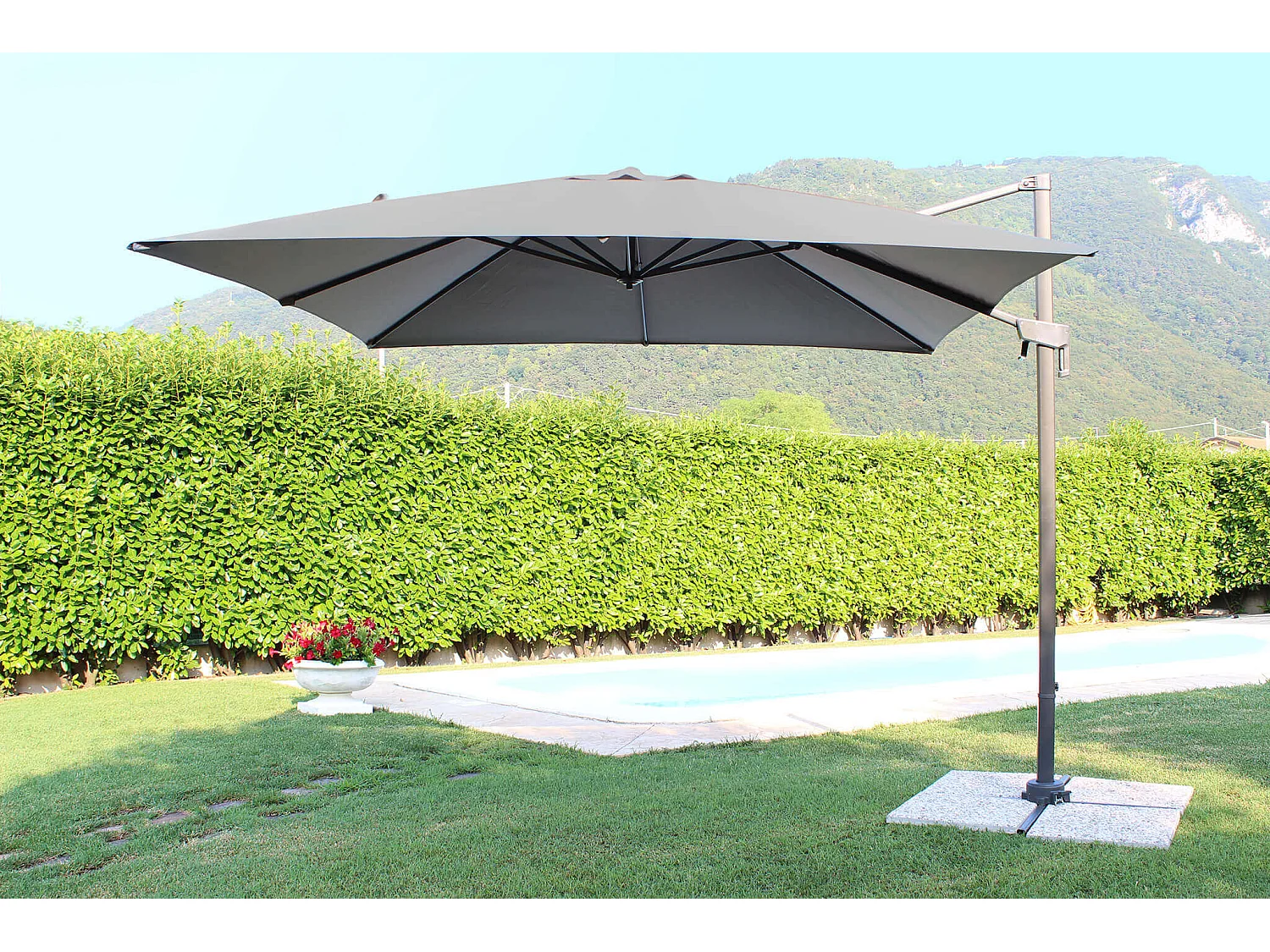 MilaniHome.it - Ombrellone 3x3 Da Giardino Luce Venduta Separatamente Con Palo Decentrato Laterale A Braccio Colore Grigio Modello Voltadi coloreNero