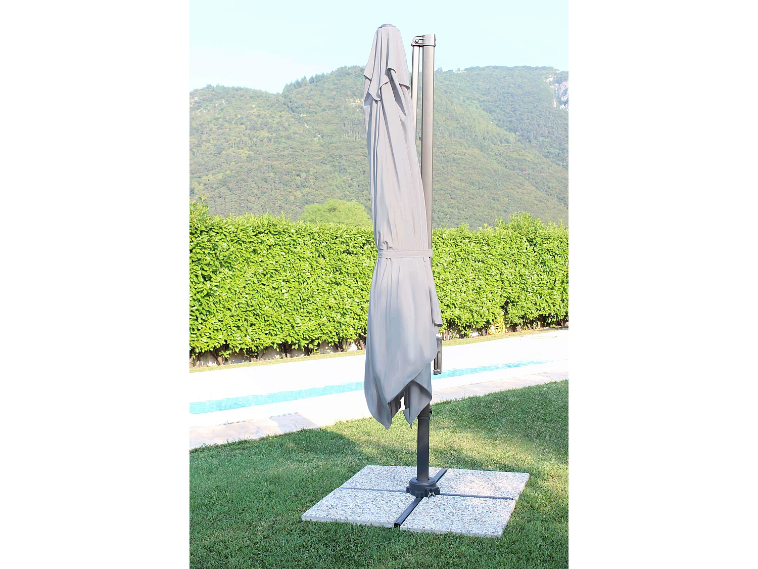 MilaniHome.it - Ombrellone 3x3 Da Giardino Luce Venduta Separatamente Con Palo Decentrato Laterale A Braccio Colore Grigio Modello Voltadi coloreNero