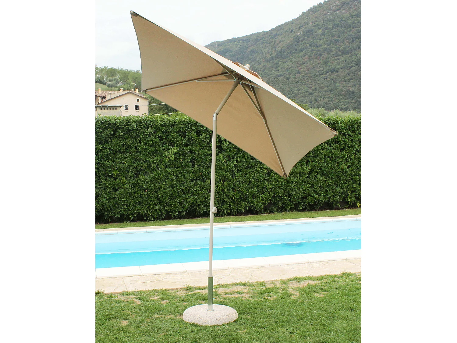 MilaniHome.it - Ombrellone Da Giardino 2x2 Palo Centrale Tortora Per Esterno Ristorante Gelateria Bar Hotel Albergodi coloreTortora