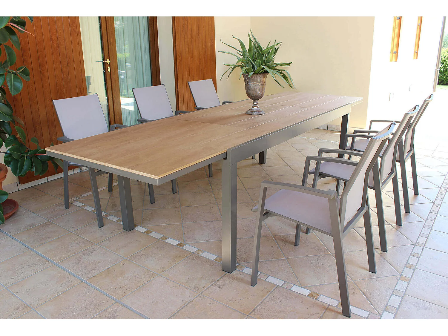 MilaniHome.it - Tavolo Rettangolare Allungabile In Alluminio Antracite E Polywood Marrone 200/300x95 Da Esterno Giardino, Per Ristorantedi coloreTaupe