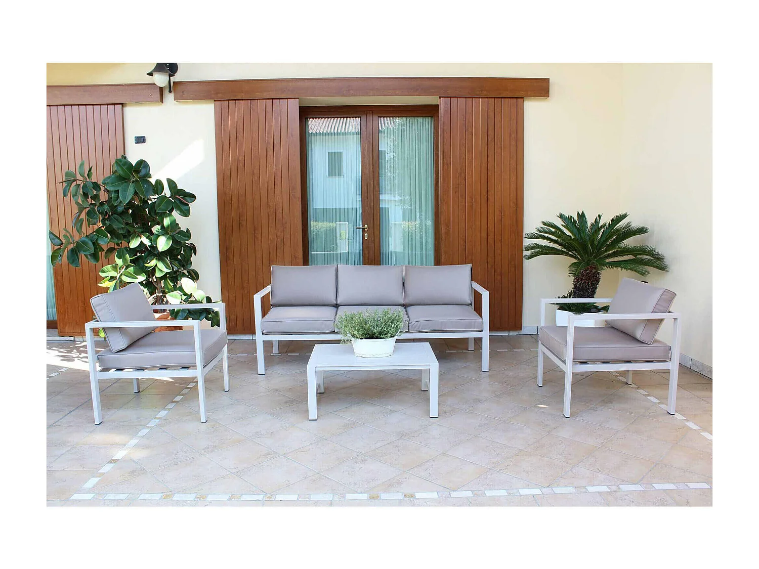 MilaniHome.it - Salotto Da Giardino In Alluminio Tortora Da Esterno Portico Per Locale Bar Agriturismo Hotel Albergo Pasticceriadi coloreTortora