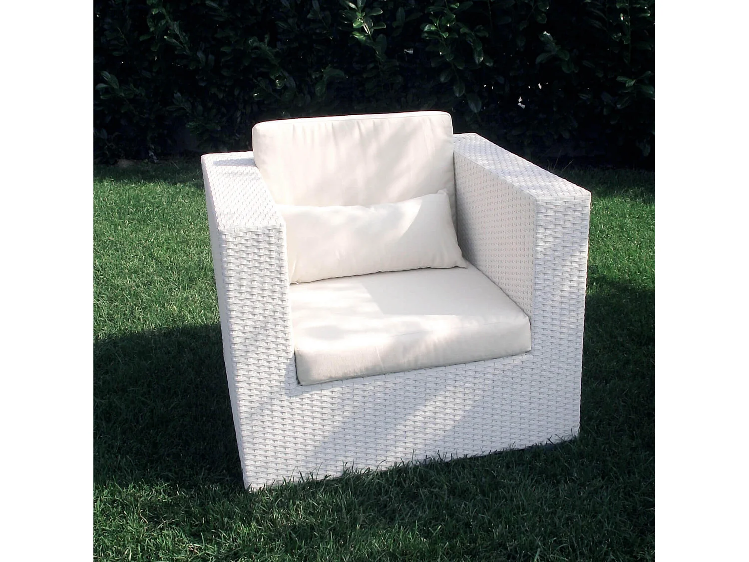 MilaniHome.it - Salotto Da Giardino Set 3 Posti Bianco Con Cuscini Bianchi Intreccio In Rattan Sintetico Per Esternodi coloreBianco