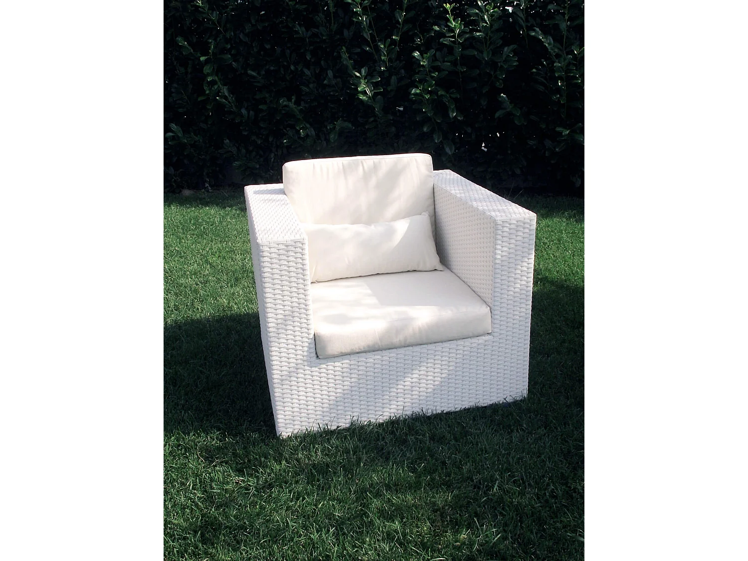 MilaniHome.it - Salotto Da Giardino Set 3 Posti Bianco Con Cuscini Bianchi Intreccio In Rattan Sintetico Per Esternodi coloreBianco