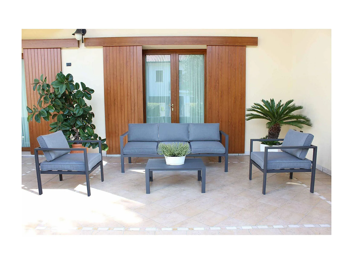 MilaniHome.it - Salotto Da Giardino In Alluminio Antracite Da Esterno Portico Per Locale Bar Agriturismo Hotel Albergo Pasticceriadi coloreAntracite