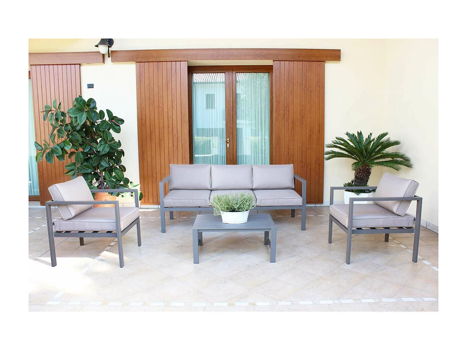 MilaniHome.it - Salotto Da Giardino In Alluminio Antracite Da Esterno Portico Per Locale Bar Agriturismo Hotel Albergo Pasticceriadi coloreTaupe