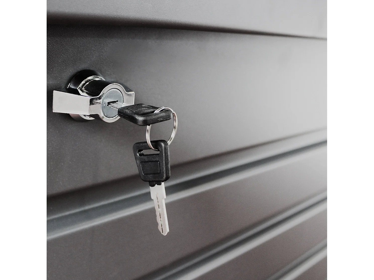 MilaniHome.it - baule da giardino in alluminio di design per esterno giardino cm 130 l x 61 p x 63 hdi coloreAntracite