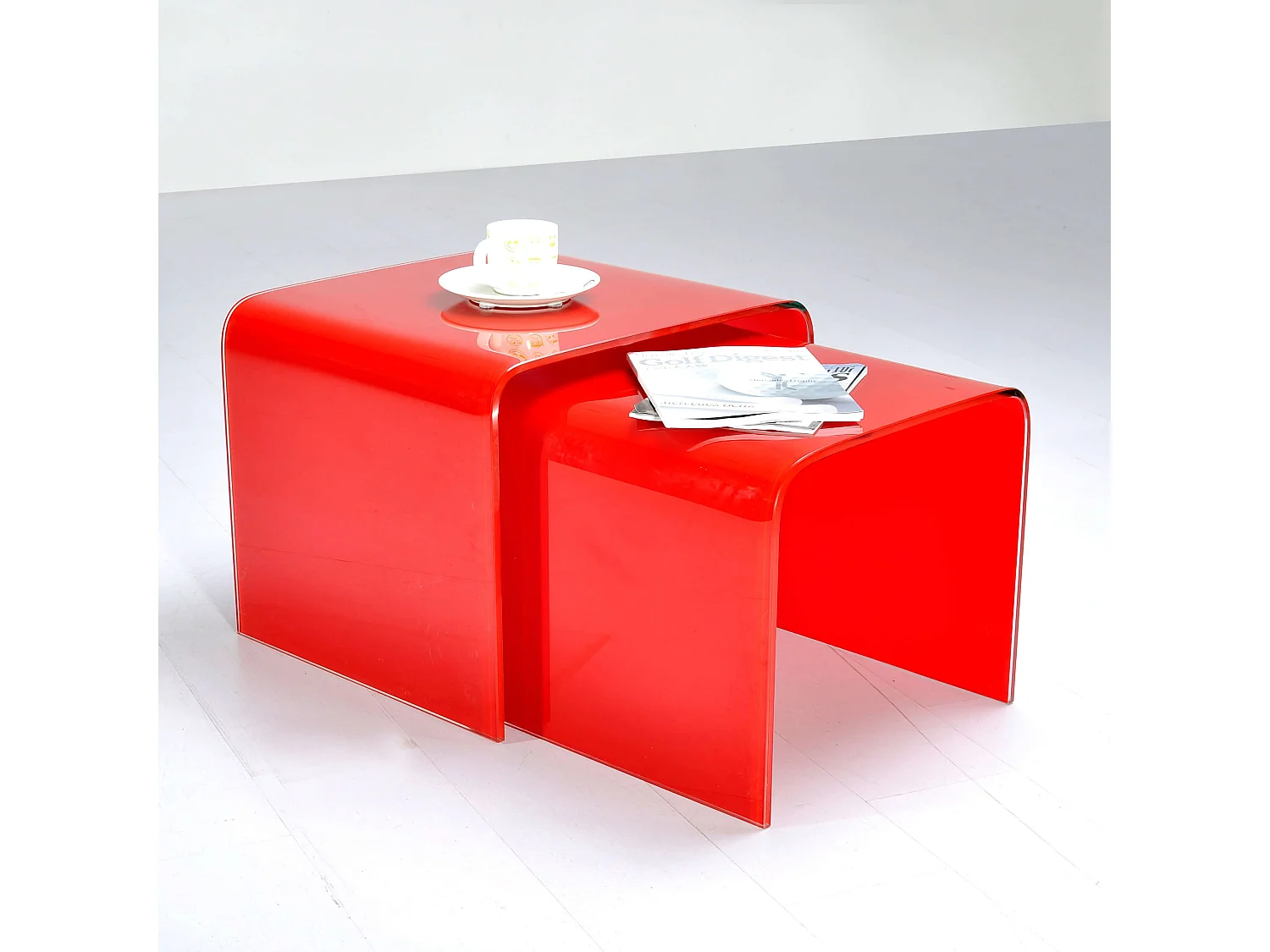 Set Di 2 Tavolini In Vetro Rossi Per Interno Salotto Moderno