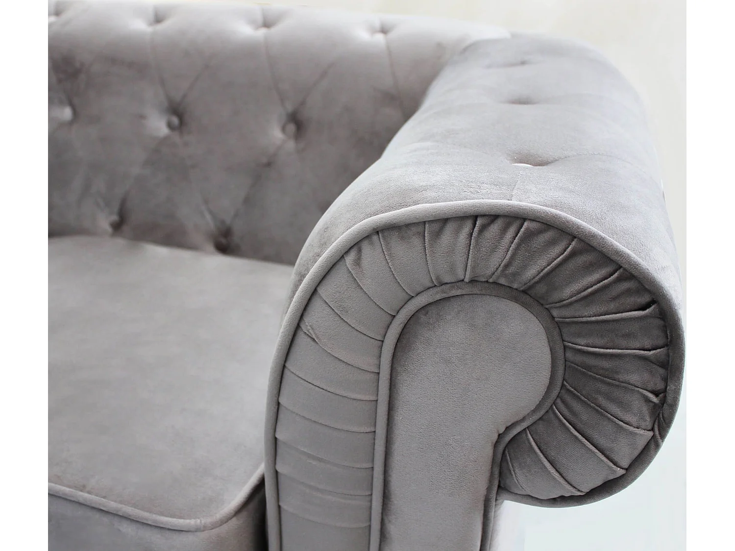 MilaniHome.it - divano vintage in velluto 2 posti cm 152x74x82 h di design inglese per salotto modernodi coloreGrigio