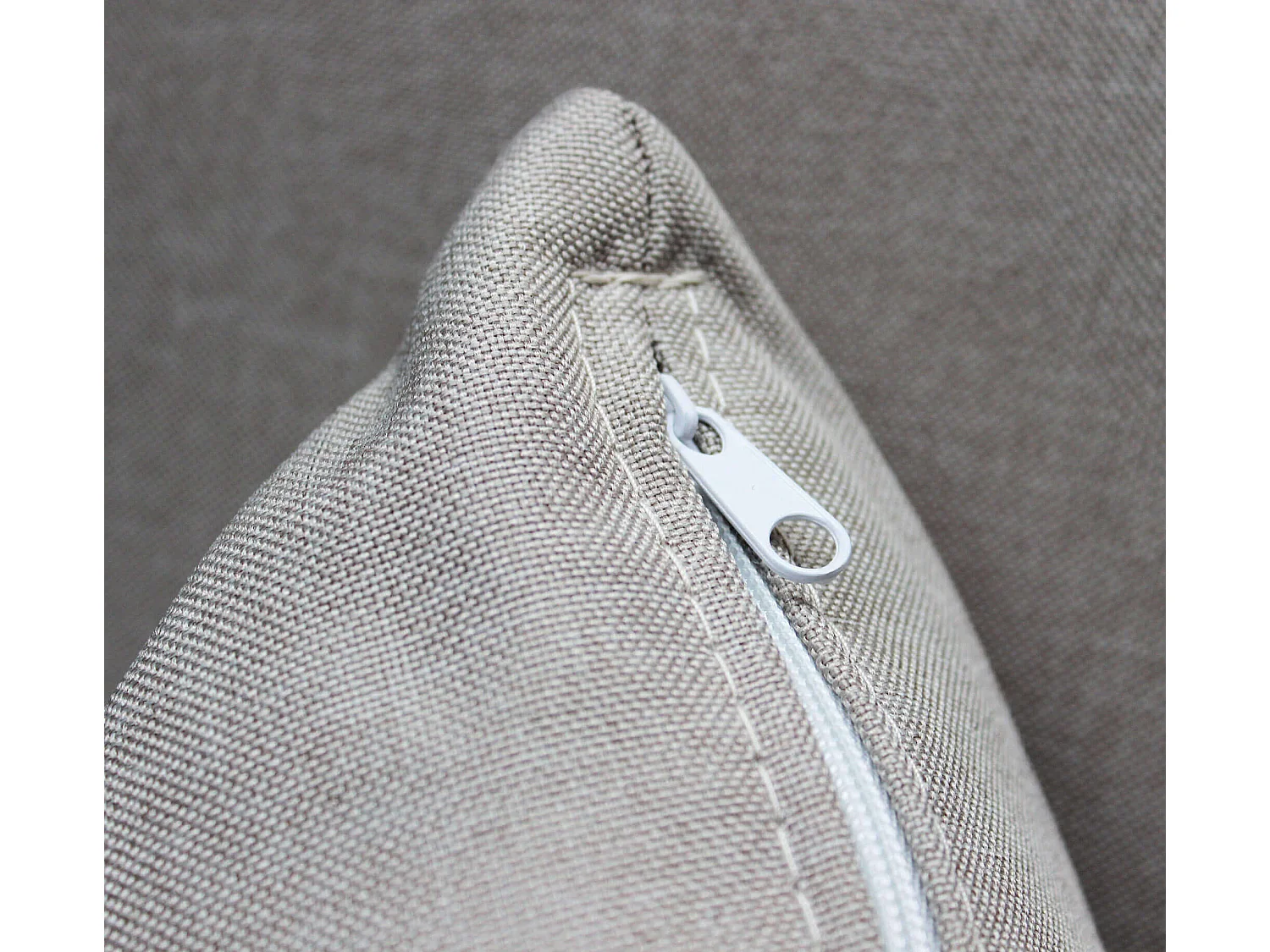 MilaniHome.it - divano letto con penisola per salotto soggiorno in tessuto tortora modernodi coloreTortora