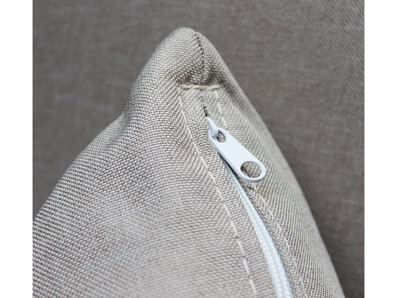 MilaniHome.it - divano letto con penisola per salotto soggiorno in tessuto tortora modernodi coloreTortora