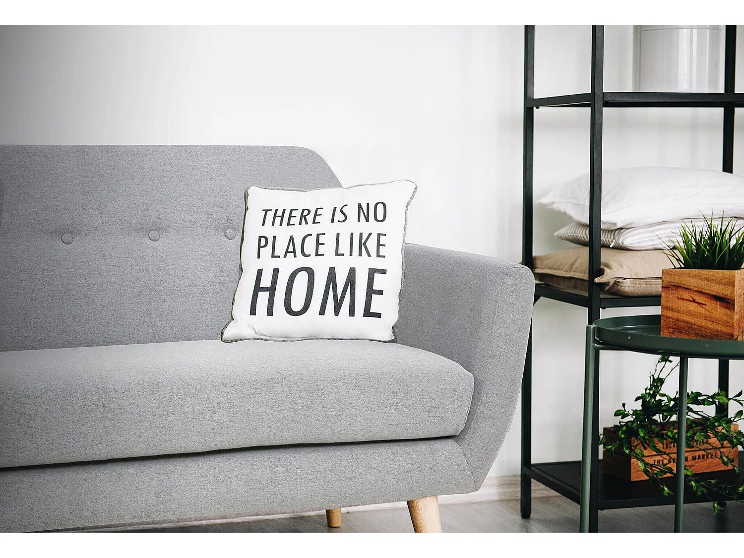 MilaniHome.it - Divano 3 Posti Grigio Stile Moderno Di Design Contemporaneo Con Bottoni Per Salotto Casa Hotel, Stile Moderno,, 193x79x86 Hdi coloreGrigio chiaro