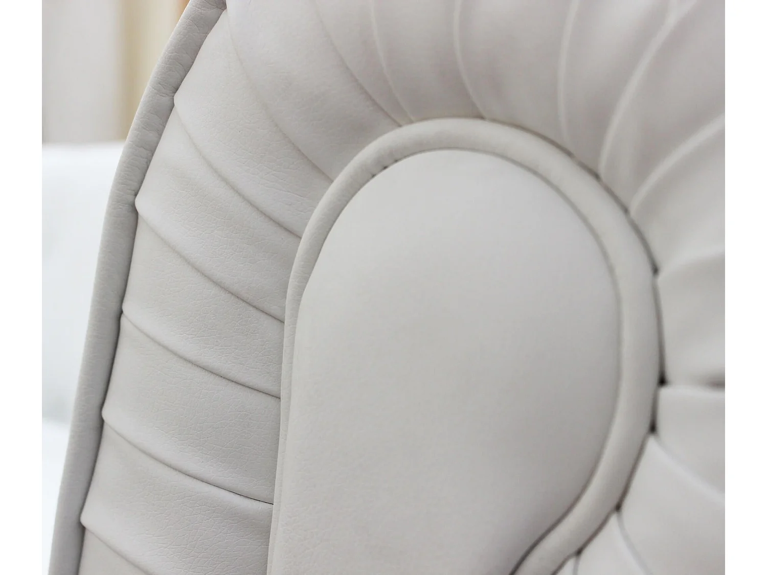 MilaniHome.it - divano vintage in ecopelle 3 posti cm 197x74x82 h di design inglese per salotto modernodi coloreBianco