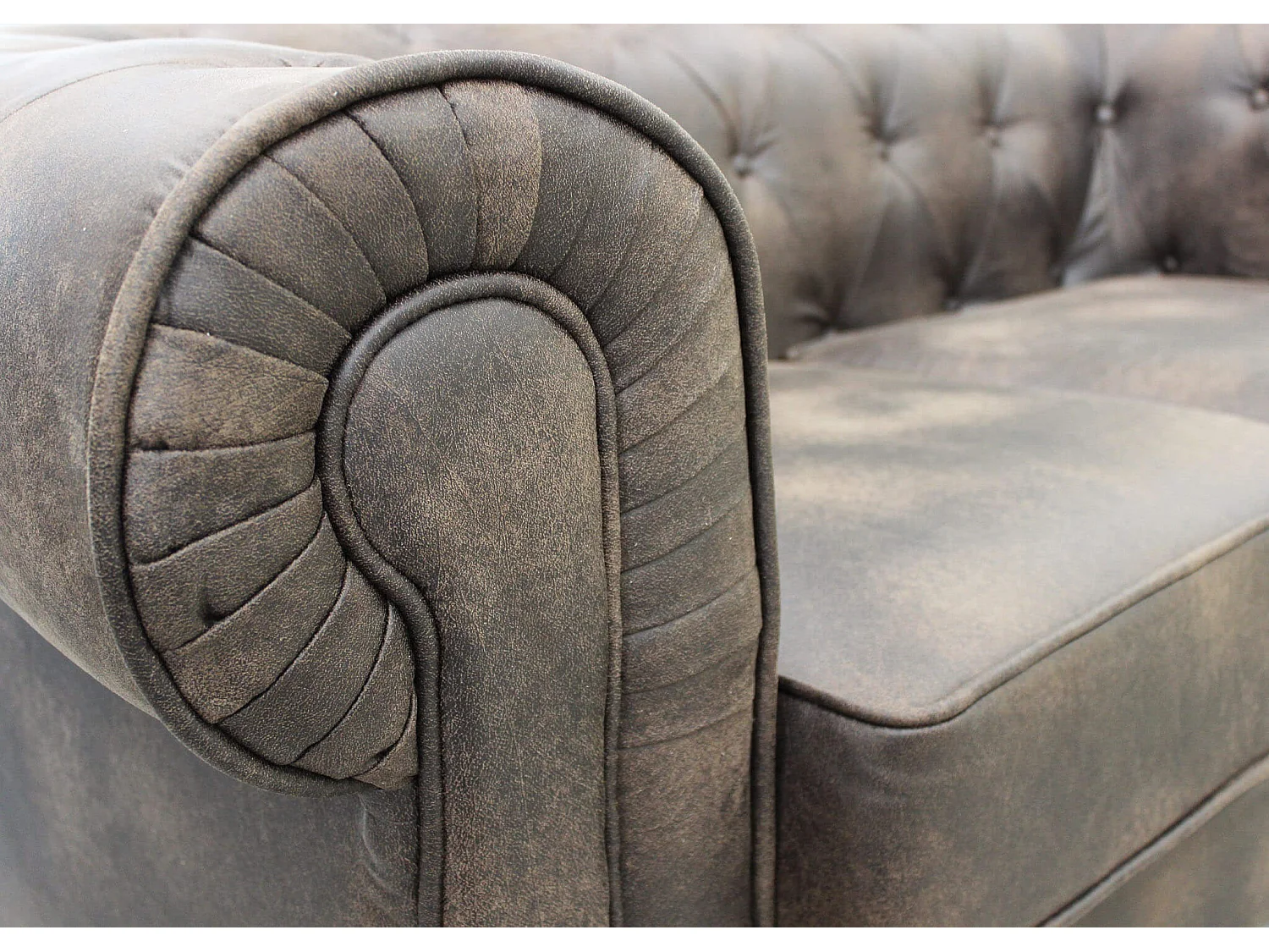 MilaniHome.it - divano vintage in ecopelle 2 posti cm 152x74x82 h di design inglese per salotto modernodi coloreMarrone