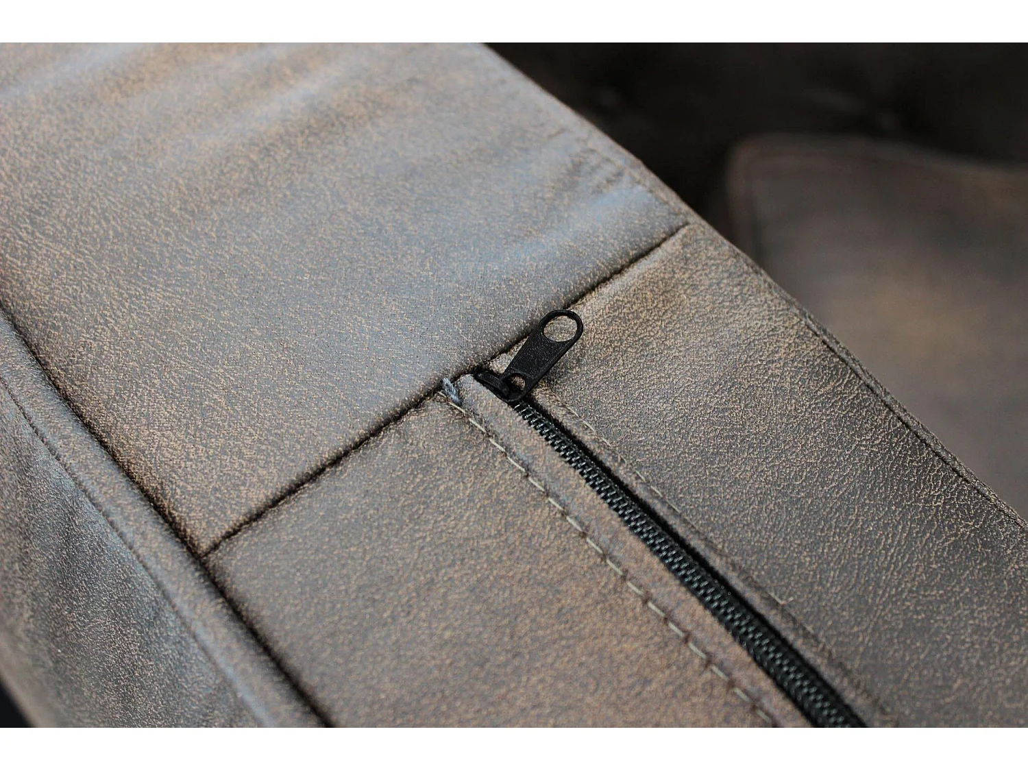 MilaniHome.it - divano vintage in ecopelle 2 posti cm 152x74x82 h di design inglese per salotto modernodi coloreMarrone