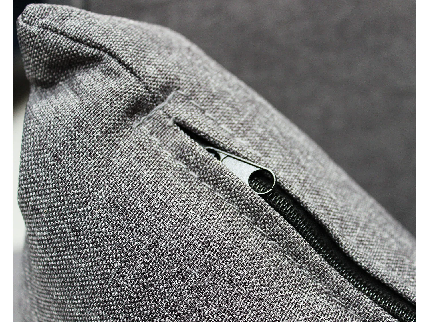 MilaniHome.it - divano letto con penisola per salotto soggiorno in tessuto grigio scuro modernodi coloreGrigio scuro