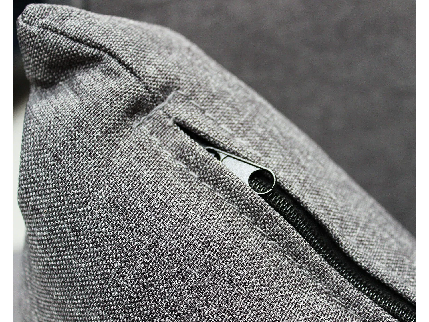 MilaniHome.it - divano letto con penisola per salotto soggiorno in tessuto grigio scuro modernodi coloreGrigio scuro