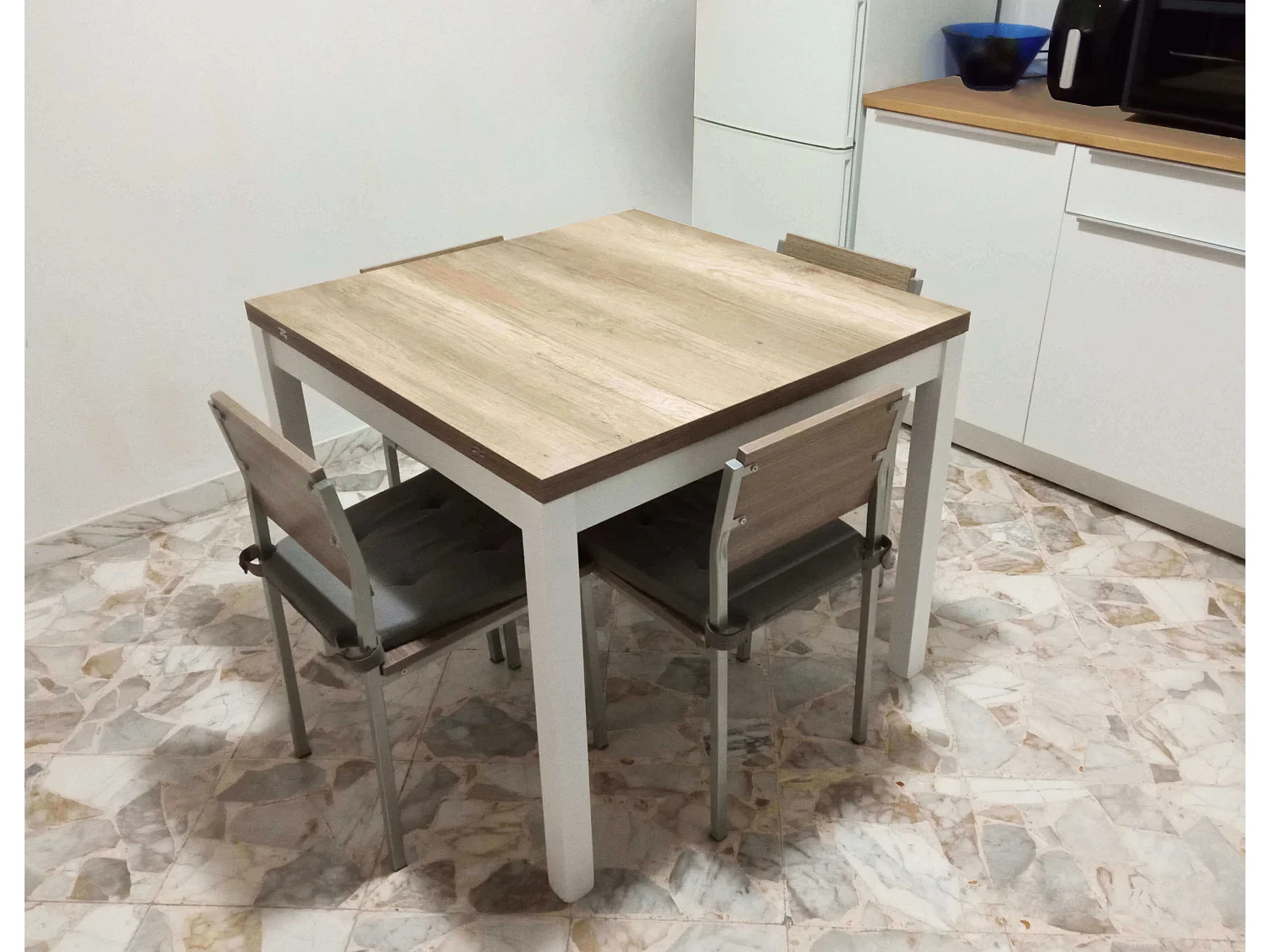 MilaniHome.it - Tavolo Da Pranzo Moderno Di Design Apribile A Libro Cm 90x90/180 Struttura Bianca Piano Tortora Per Sala Da Pranzodi coloreMarrone