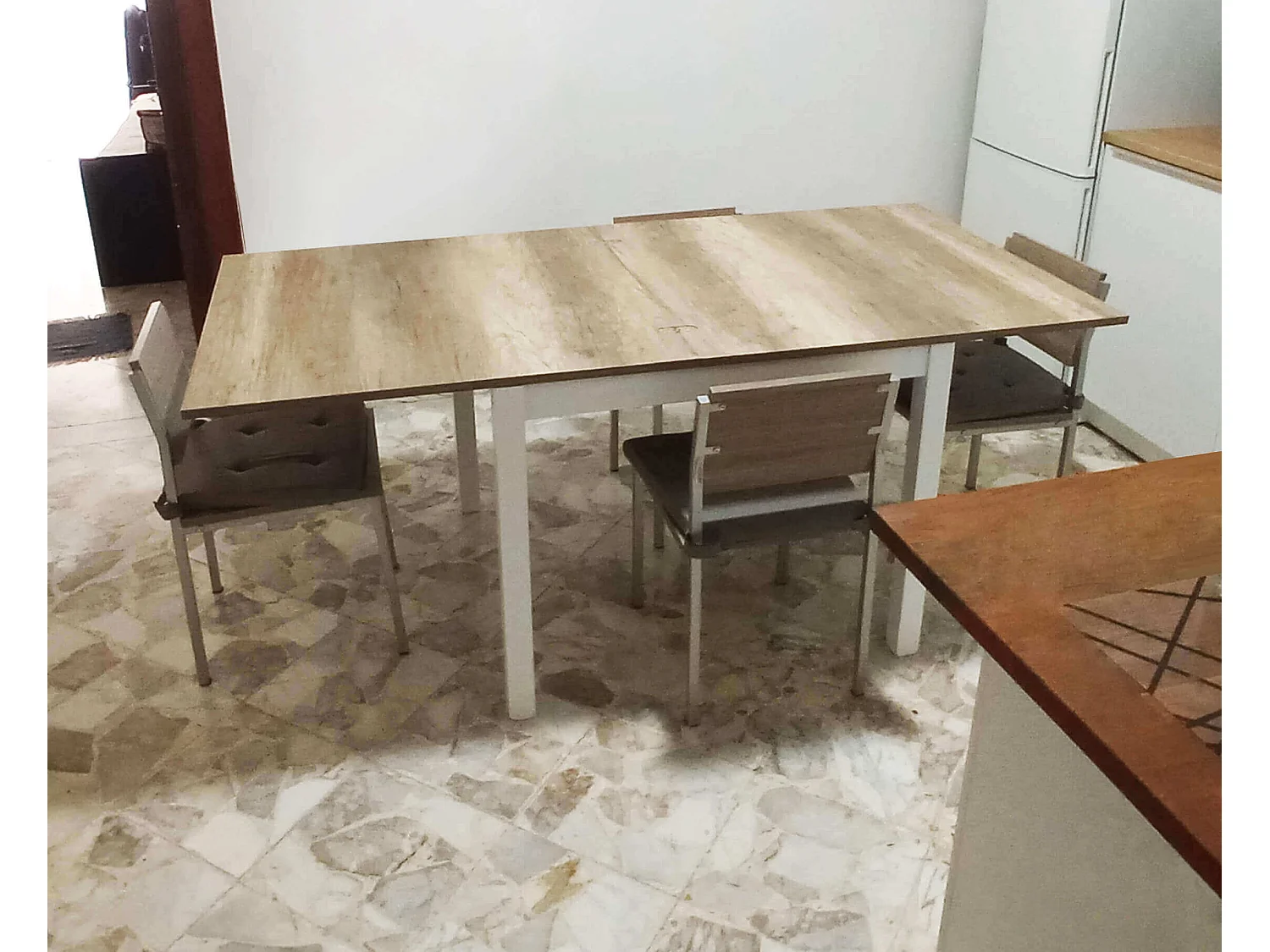 MilaniHome.it - Tavolo Da Pranzo Moderno Di Design Apribile A Libro Cm 90x90/180 Struttura Bianca Piano Tortora Per Sala Da Pranzodi coloreMarrone