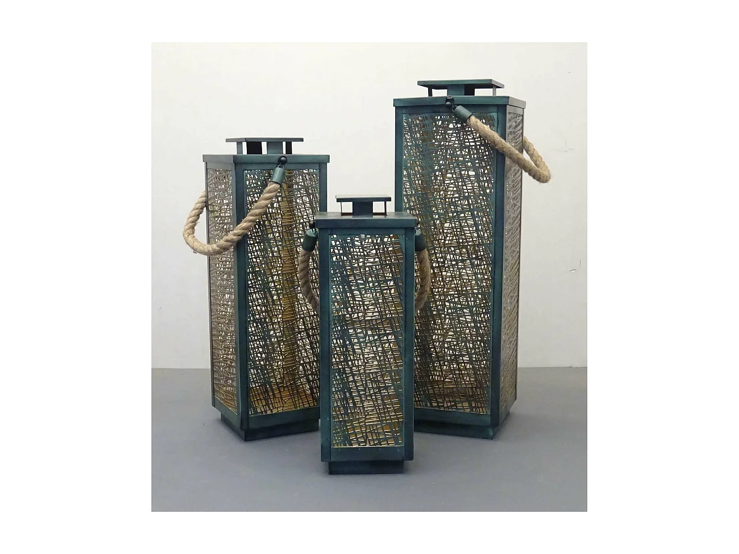 MilaniHome.it - Set Di 3 Lanterne In Metallo Stile Orientale Di Design Moderno Portacandela Da Appendere , G.69x20x20/M.57x18x18/P.47x16x16di coloreVerde