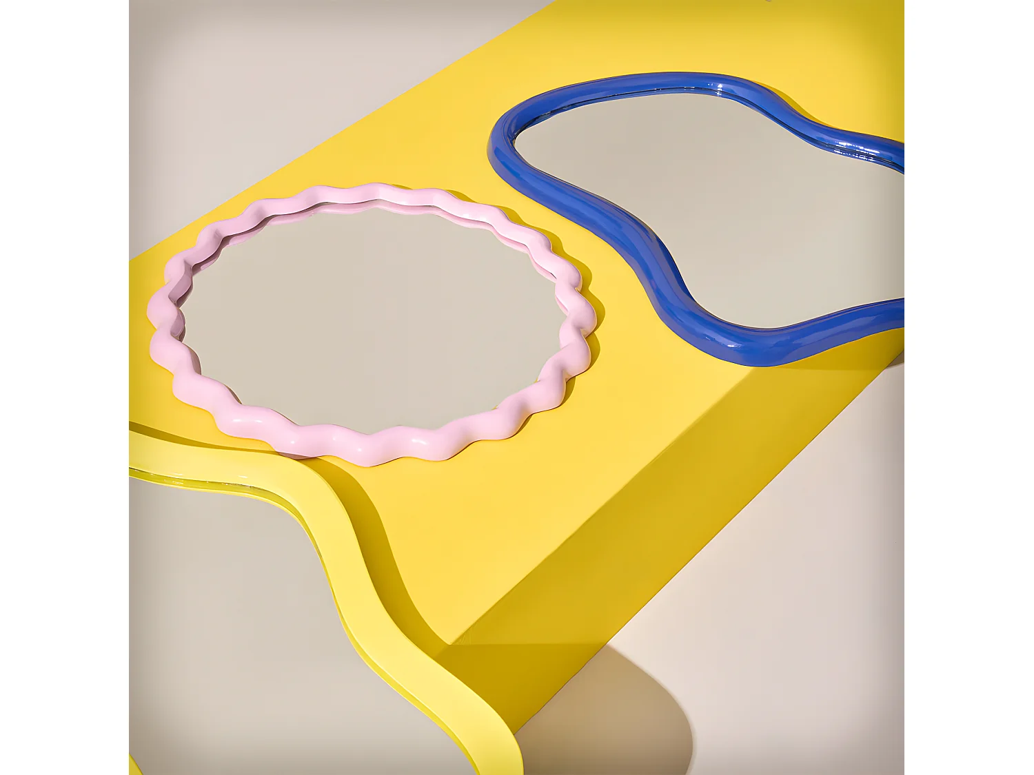 Tarente - Miroir de forme organique 54x40cm - Bleu électrique