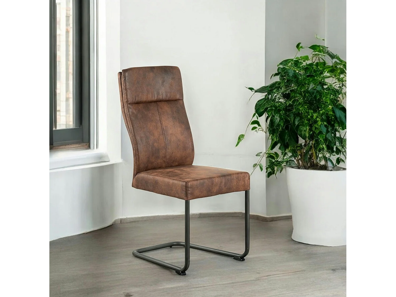 Chaise rembourrée havane en microfibre