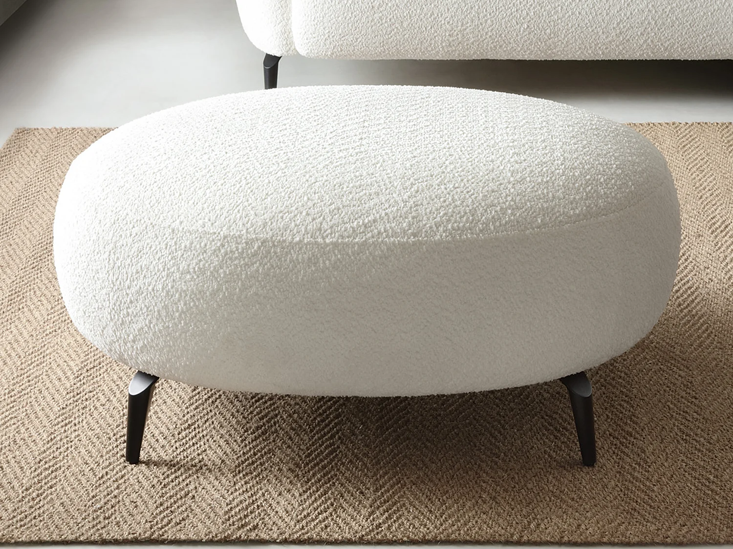 Pouf en tissu bouclette blanc ivoire AREMIA
