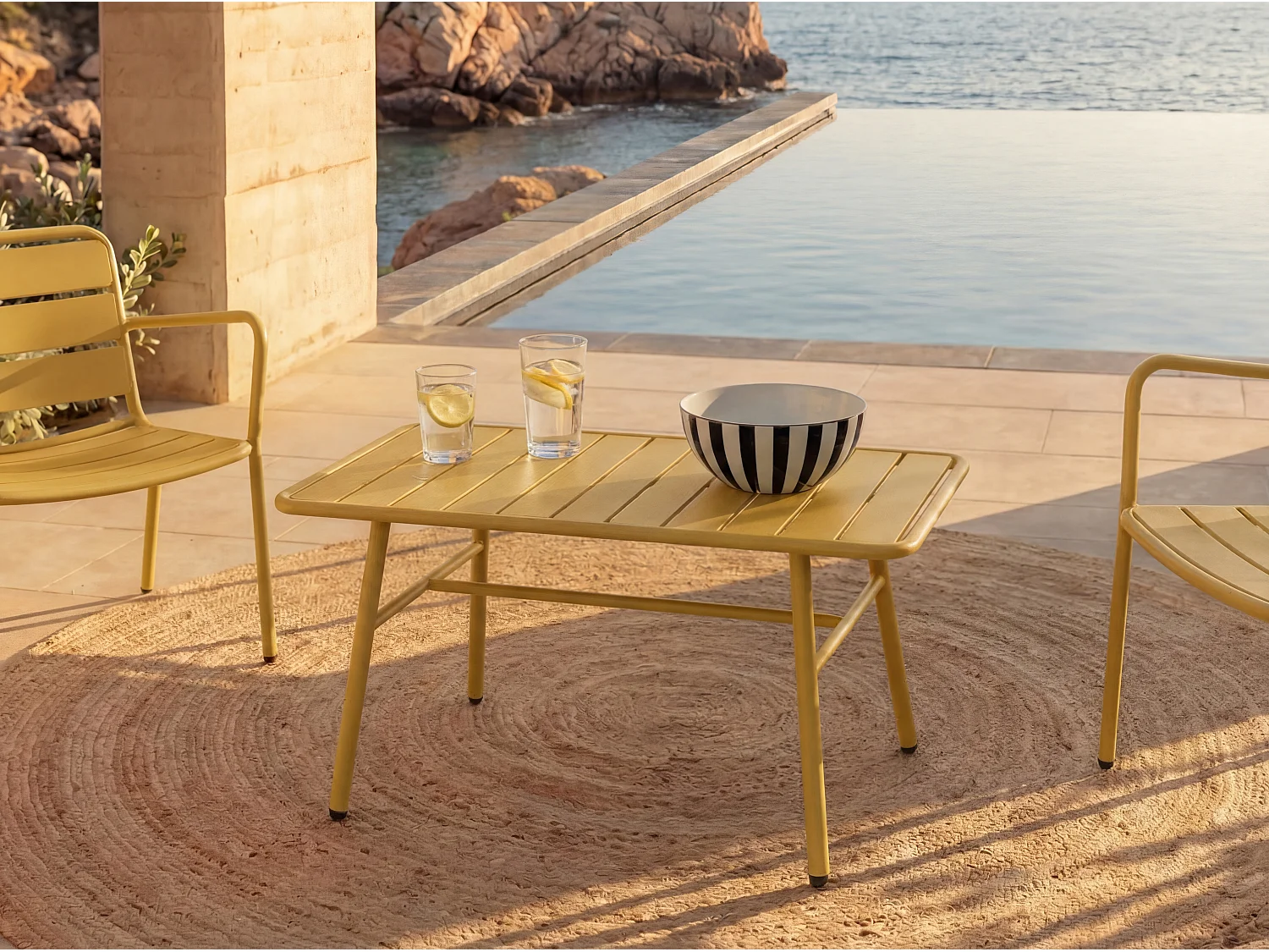 Hagebord i metall - Sennepsgul - MIRMANDE fra MYLIA