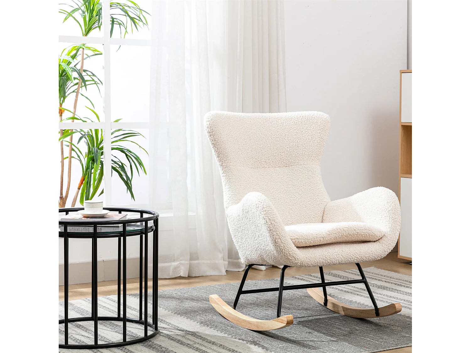 Sillón mecedora, sillón relax, sillón lounge, reposabrazos, con patas de madera, tejido peluche Teddy beige, carga máxima: 150 kg